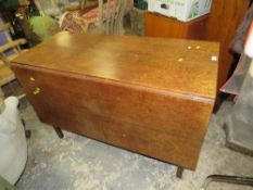 A Georgian oak drop leaf dining table