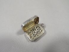 AN ANTIQUE SILVER VINAIGRETTE HALLMARKED BIRMINGHAM 1858