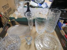 TWO TRAYS OF ASSORTED GLASSWARE TO INCLUDE A SET OF THREE LITTALA GRADUATED GLASS CANDLESTICKS ETC