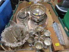 A TRAY OF SILVER PLATED WARE TO INCLUDE A PIERCED TWIN HANDLED GALLERY TRAY