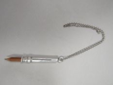 AN ANTIQUE SILVER EXTENDING PENCIL ON CHAIN - HALLMARKED BIRMINGHAM 1898