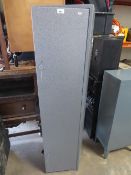 A STEEL LOCKABLE GUN CABINET WITH KEYS