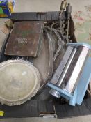 A TRAY OF ASSORTED METALWARE TOGETHER WITH TWO TRAYS OF CERAMICS ETC