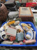 A TRAY OF VINTAGE CHEMIST AND MEDICAL EQUIPMENT AND ACESSORIES TO INCLUDE SEALED EXAMPLES