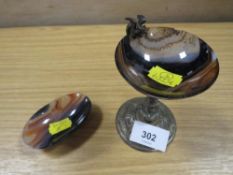 A PAIR OF 19TH CENTURY AGATE GRAND TOUR STYLE SALTS, ONE ON WHITE WASHED STAND