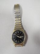 A SEIKO WRISTWATCH, BATTERY COVER MISSING