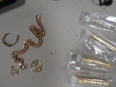 A SMALL 9ct GOLD MALTESE CROSS PENDANT, A SMALL SIGNET RING A/F AND A YELLOW METAL CHAIN BRACELET