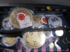 A COLLECTION OF MODERN COMMEMORATIVE COINS AND MEDALLIONS, MOSTLY OF ROYAL INTEREST TO INLUDE QUEENS