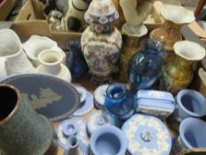 A TRAY OF ASSORTED CERAMICS TO INCLUDE WEDGWOOD BLUE JASPERWARE ETC