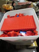A TRAY OF SUNDRIES TO INCLUDE CERAMICS, METALWARE AND A TUB OF LEGO