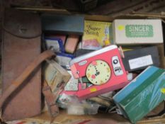 A TRAY OF ASSORTED SEWING MACHINE ACCESSORIES ETC TO INCLUDE A BOXED TOUCH & SEW BY SINGER DELUXE