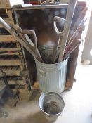 A SELECTION OF GARDEN TOOLS, A GALVANISED BIN AND A WOODEN STORAGE CRATE