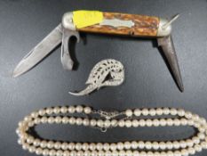 A BOY SCOUT TYPE PENKNIFE TOGETHER WITH A NECKLACE AND A BROOCH
