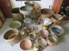 A QUANTITY OF VINTAGE METAL WARE TO INCLUDE BRASS COVERED COALBOX, VINTAGE BELL ETC