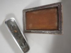 AN ANTIQUE SILVER PICTURE FRAME HALLMARKED BIRMINGHAM 1917 AND SILVER PIQUE BRUSH