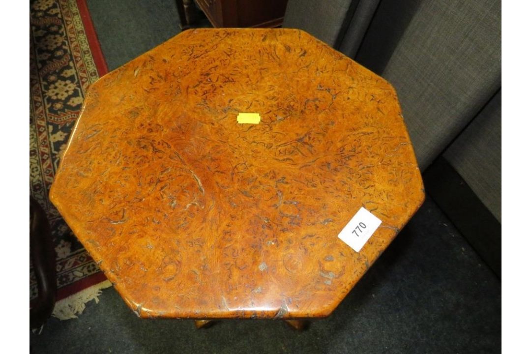A quality burr oak reproduction pedestal table H 75 cm - Image 2 of 3