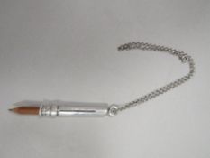 AN ANTIQUE SILVER EXTENDING PENCIL ON CHAIN - HALLMARKED BIRMINGHAM 1898