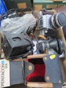 A tray of vintage cameras and accessories to include a Pentacon Six TL camera