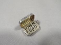 AN ANTIQUE SILVER VINAIGRETTE HALLMARKED BIRMINGHAM 1858
