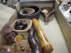 A tray of various treen