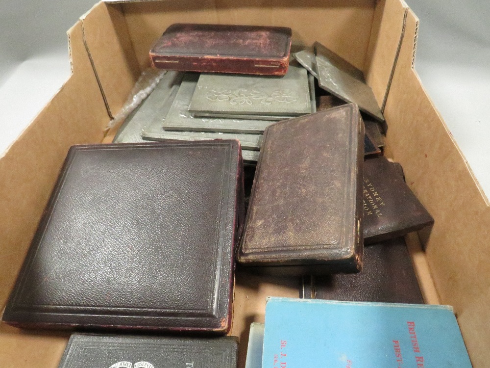 A tray of assorted cased medallions and collectables to include measuring instruments - Image 2 of 7