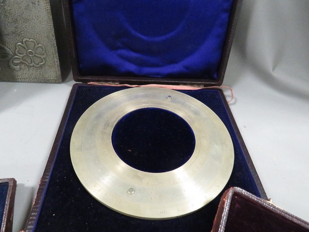A tray of assorted cased medallions and collectables to include measuring instruments - Image 6 of 7