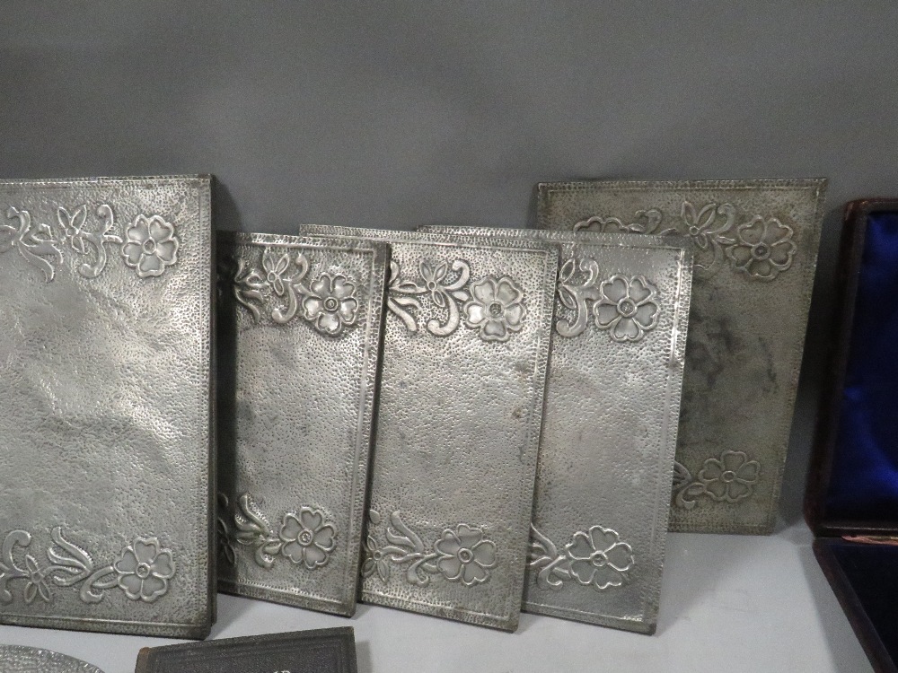A tray of assorted cased medallions and collectables to include measuring instruments - Image 5 of 7