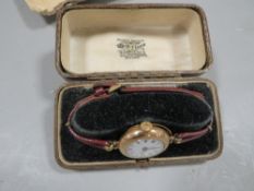 A 9 CARAT GOLD LADIES WRIST WATCH ON LEATHER STRAP A/F