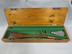 A vintage gun case containing gun stock etc.