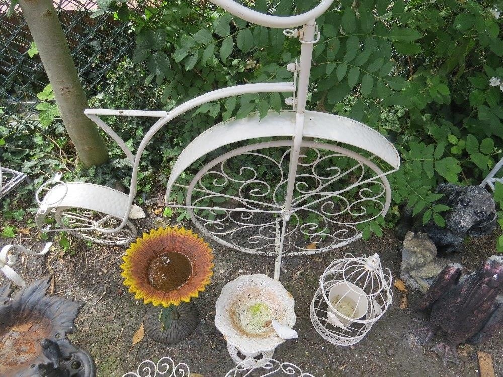 A SELECTION OF WROUGHT IRON AND CAST GARDEN GARDEN ORNAMENTS TO INCLUDE A BIKE PLANTER - Image 2 of 4