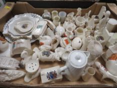 A tray of assorted vintage crested ware
