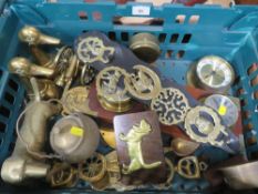 A tray of assorted metal ware to include horse brasses