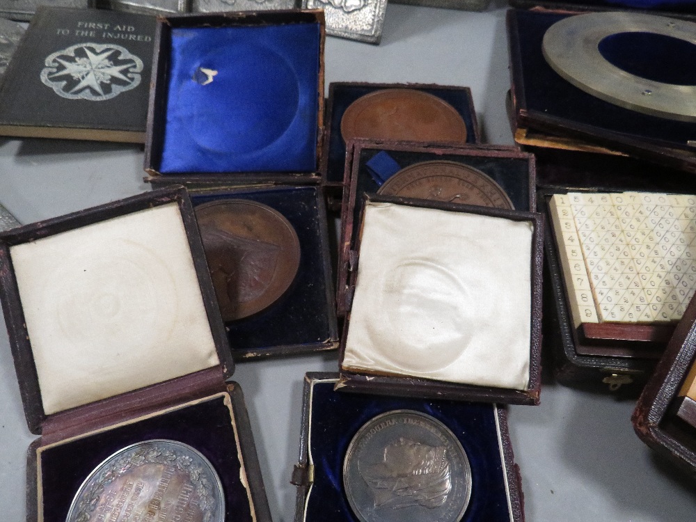 A tray of assorted cased medallions and collectables to include measuring instruments - Image 7 of 7