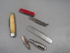 A quantity of collectable fruit and pocket knifes
