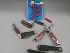 A tray of assorted pocket knives and accessories