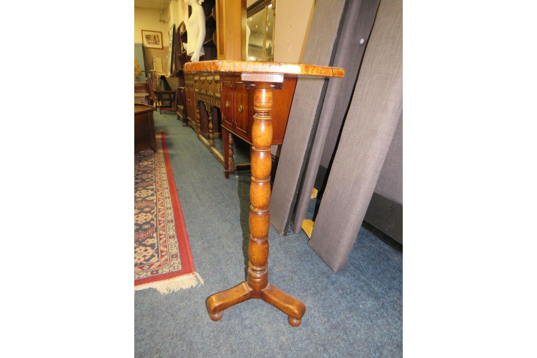 A quality burr oak reproduction pedestal table H 75 cm - Image 3 of 3