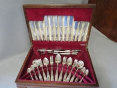 A vintage canteen of cutlery (unchecked)