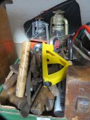 A tray of modern and vintage tools