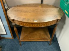 A quality Edwardian, mahogany and satinwood inlaid oval centre table H 73 cm W 90 cm