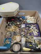 A tray of assorted vintage costume jewellery to include a musical manicure set