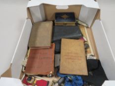 A tray of collectables to include militaria etc