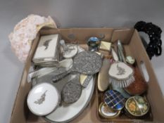 A tray of assorted dressing table items etc.