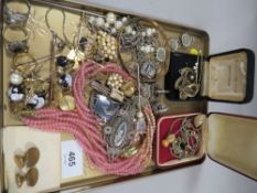 A tray of assorted costume jewellery to include Niello examples