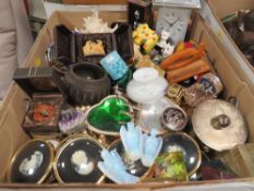 A tray of assorted collectables to include a small tortoishell pique pill box, boxed Country