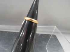 A hallmarked 22 carat gold band approx. weight 1.3g
