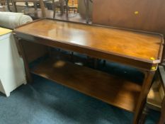A modern mahogany two tier serving sideboard L 137 cm