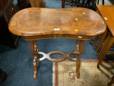 A Victorian walnut inlaid and crossbanded kidney shaped single drawer side table H 88 cm, W 80 cm