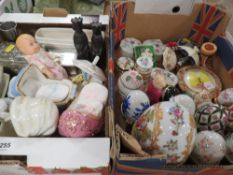 A tray of assorted ceramics to include Leonardo egg novelty trinket boxes