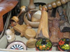 A tray of assorted treen