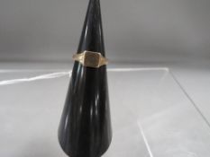 A small hallmarked 9 carat gold ring approx. weight 1.9g